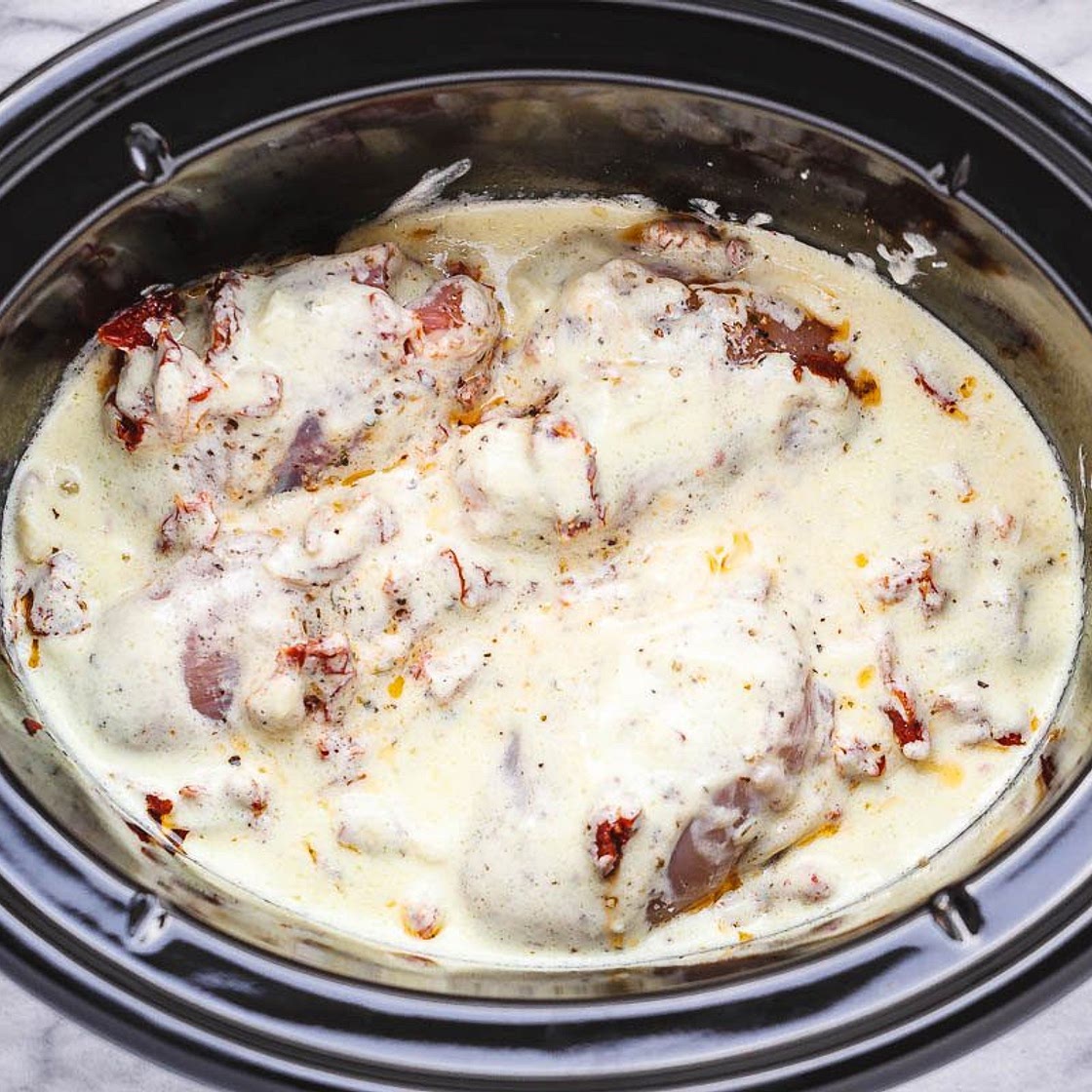 CrockPot Tuscan Garlic Chicken Thighs With Spinach and Sun-Dried Tomatoes