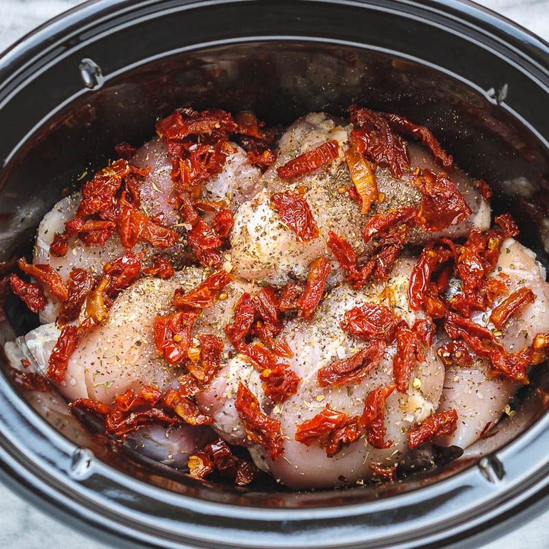 CrockPot Tuscan Garlic Chicken Thighs With Spinach and Sun-Dried Tomatoes