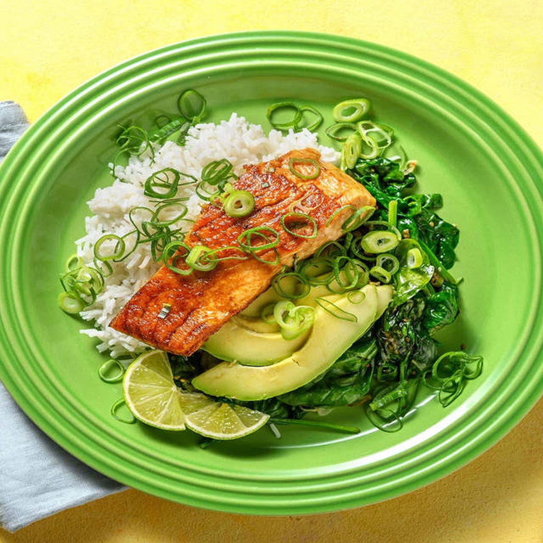Lachsfilet in Teriyakisoße mit Avocado dazu Sesamspinat und Jasminreis