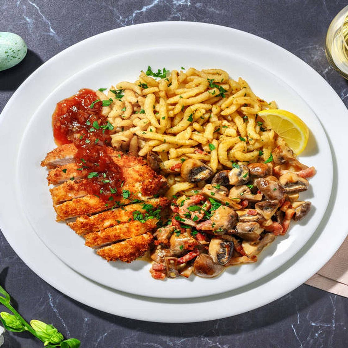 Panko-Käse-Schnitzel mit Bacon-Pilzrahm dazu Haselnussspätzle & fruchtiges Zwiebelchutney