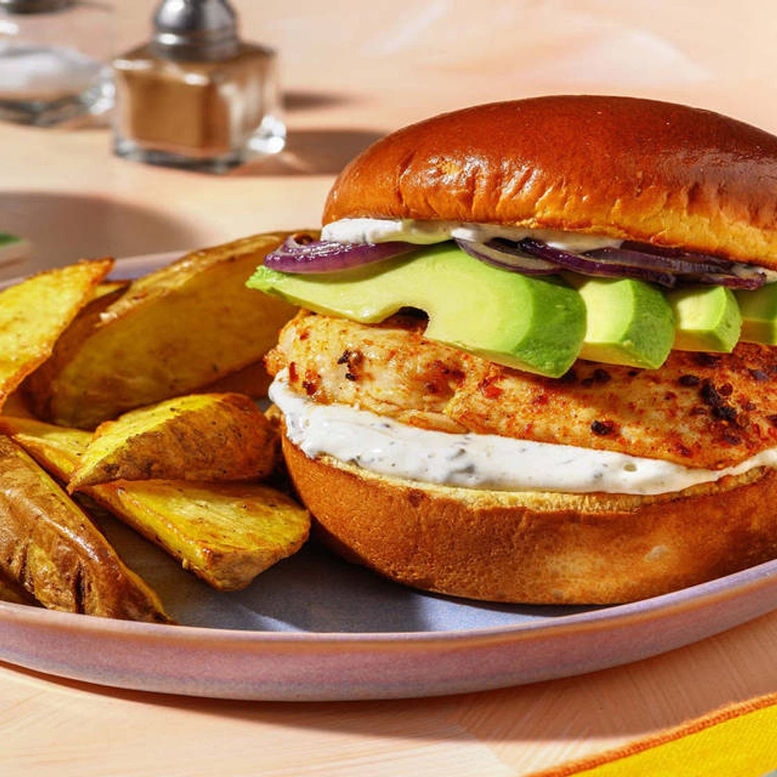 Harissa Chicken Burger! mit Zatar-Dip, Avocado roten Zwiebeln und würzigen Kartoffelspalten