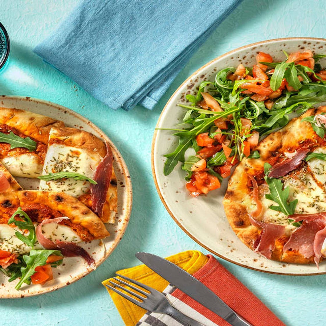 Pizza naan au jambon sec & fior di latte avec du pesto rosso & une salade