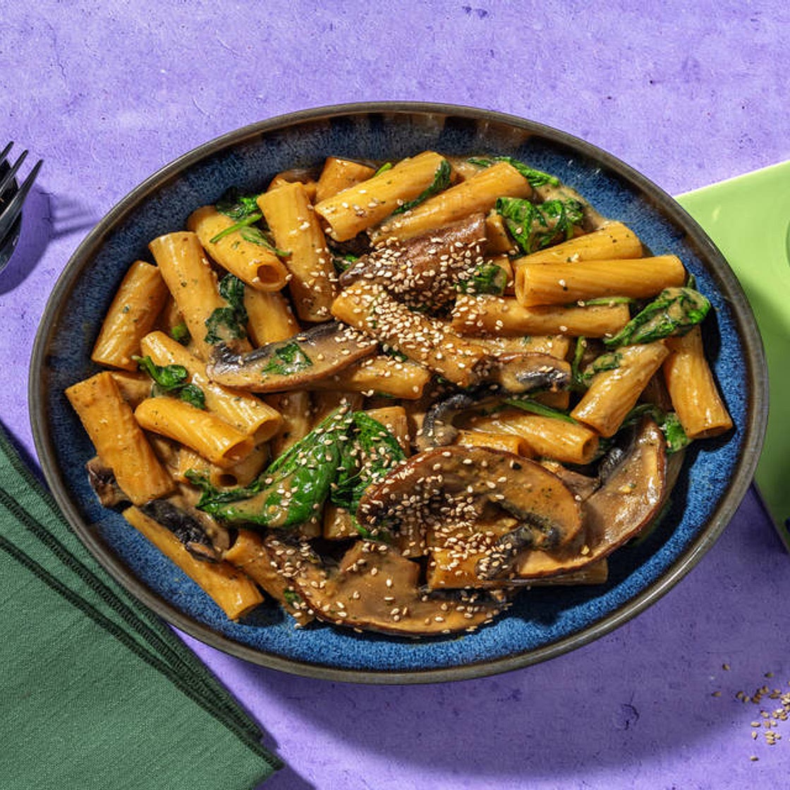Rigatoni aux épinards, miso & champignons avec des graines de sésame & de la crème