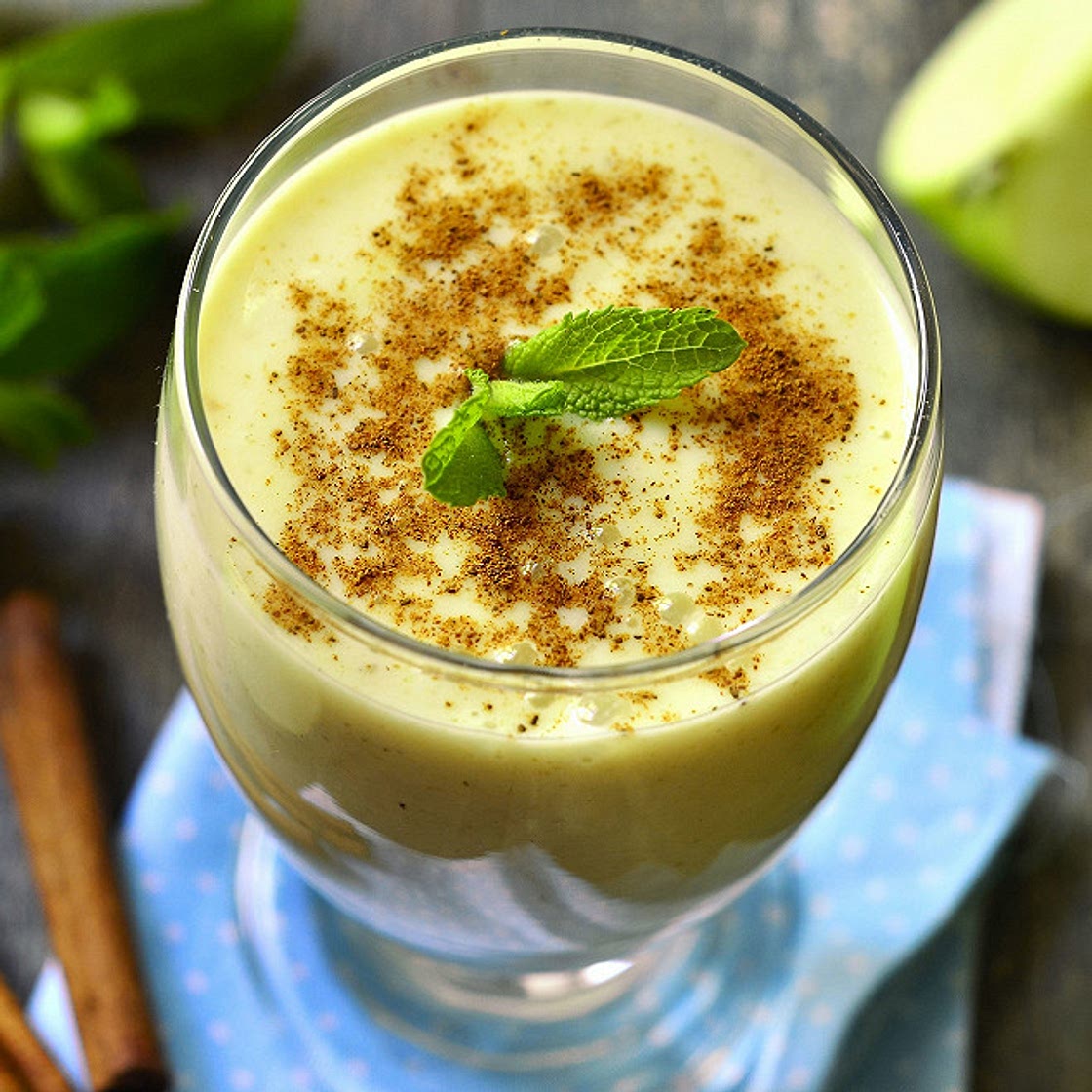 Smoothie pomme-ananas à la cannelle