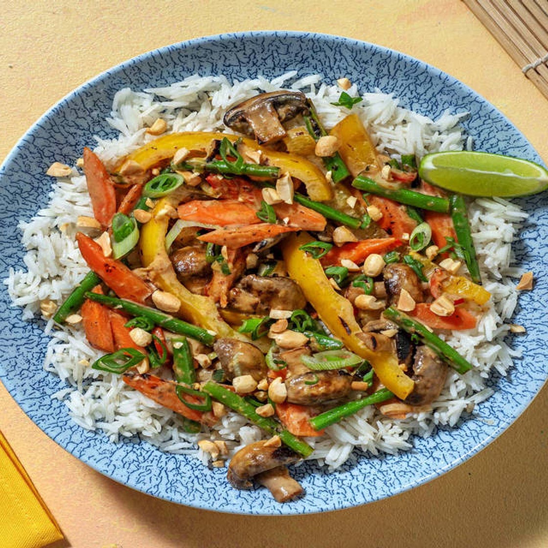 Veganes Stir Fry! Buntes Pfannengemüse mit pikanter Erdnusssoße, dazu Limettenreis