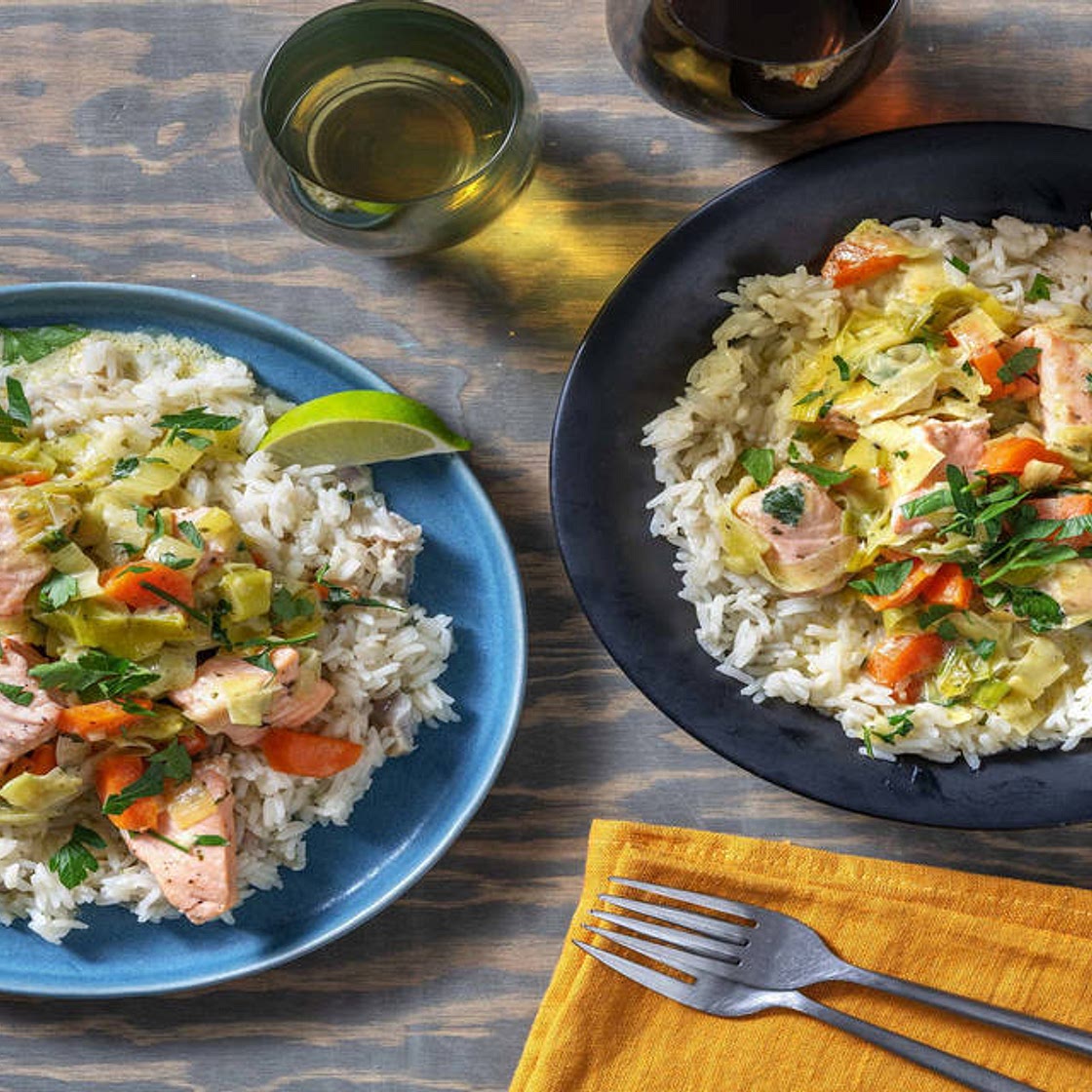 Blanquette de saumon & riz pilaf avec des carottes, du poireau & du persil