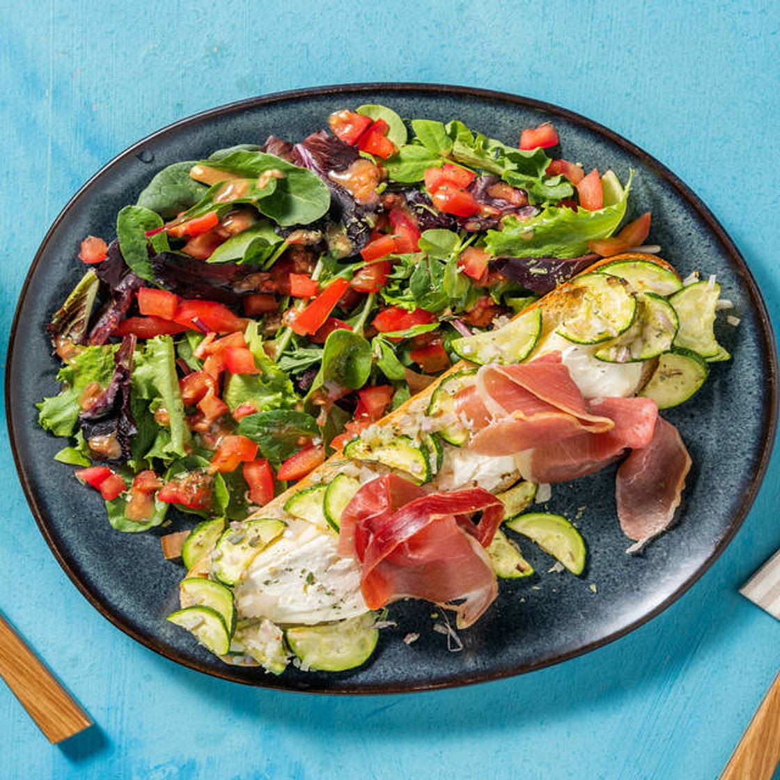 Bruschetta fior di latte & jambon sec avec une salade de tomates