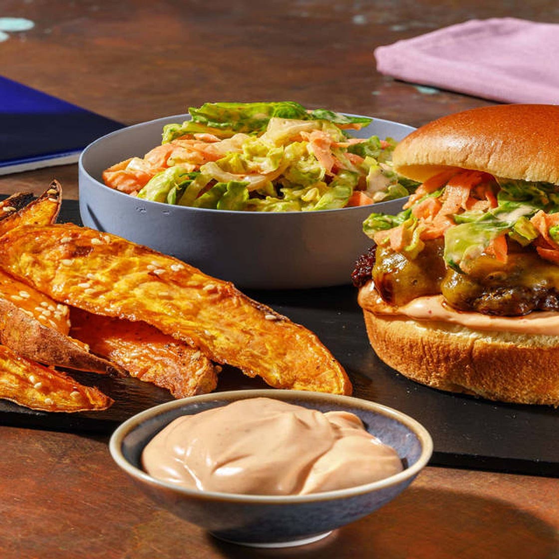 Teriyaki-Burger mit Bio-Rindfleisch Süsskartoffelwedges, Rüebli-Slaw & scharfe Mayo