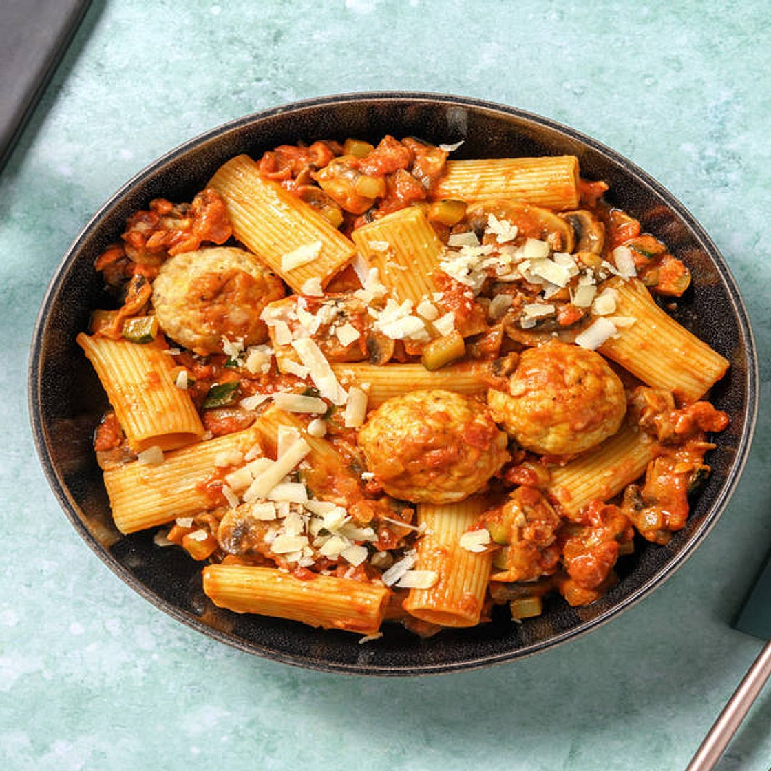 Pasta rigatoni con albóndigas caseras y salsa de tomate con champiñones