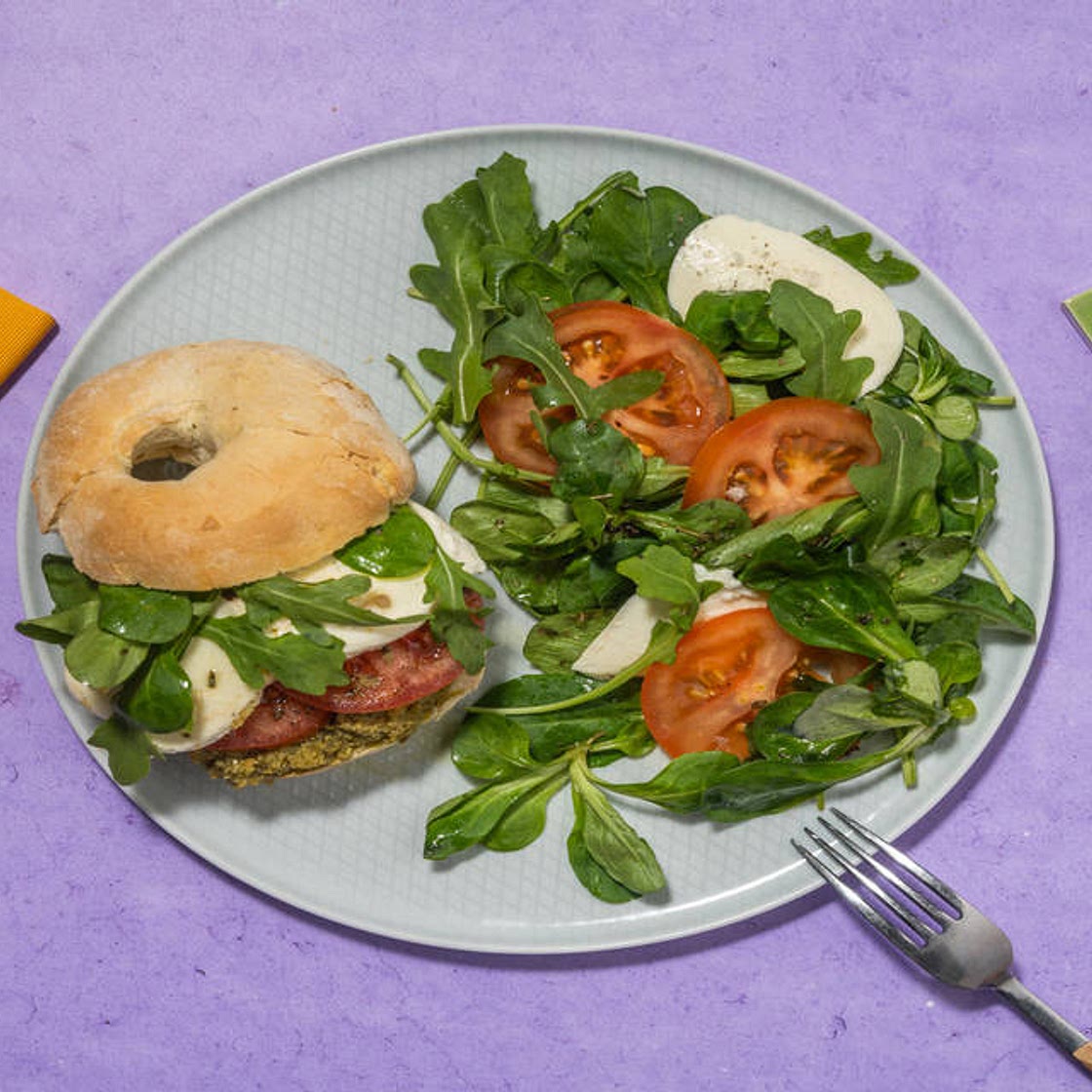 Bagel à l'italienne au pesto & fior di latte avec une salade de crudités & origan