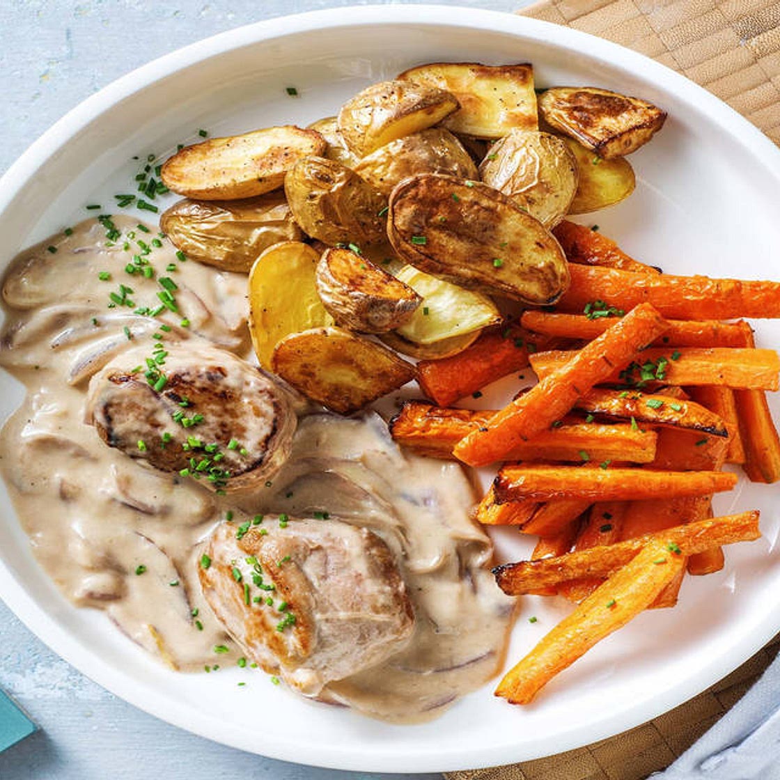 Gebratene Schweinemedaillons in Zwiebel-Rahmsoße mit Ofen-Karotten