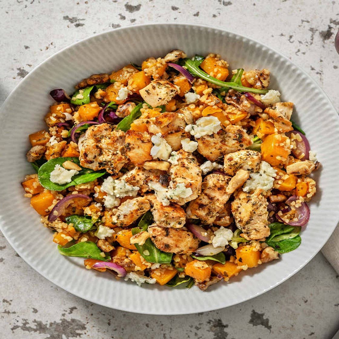 Butternut rôti, poulet & fromage bleu avec du boulgour, des noix & de l'origan