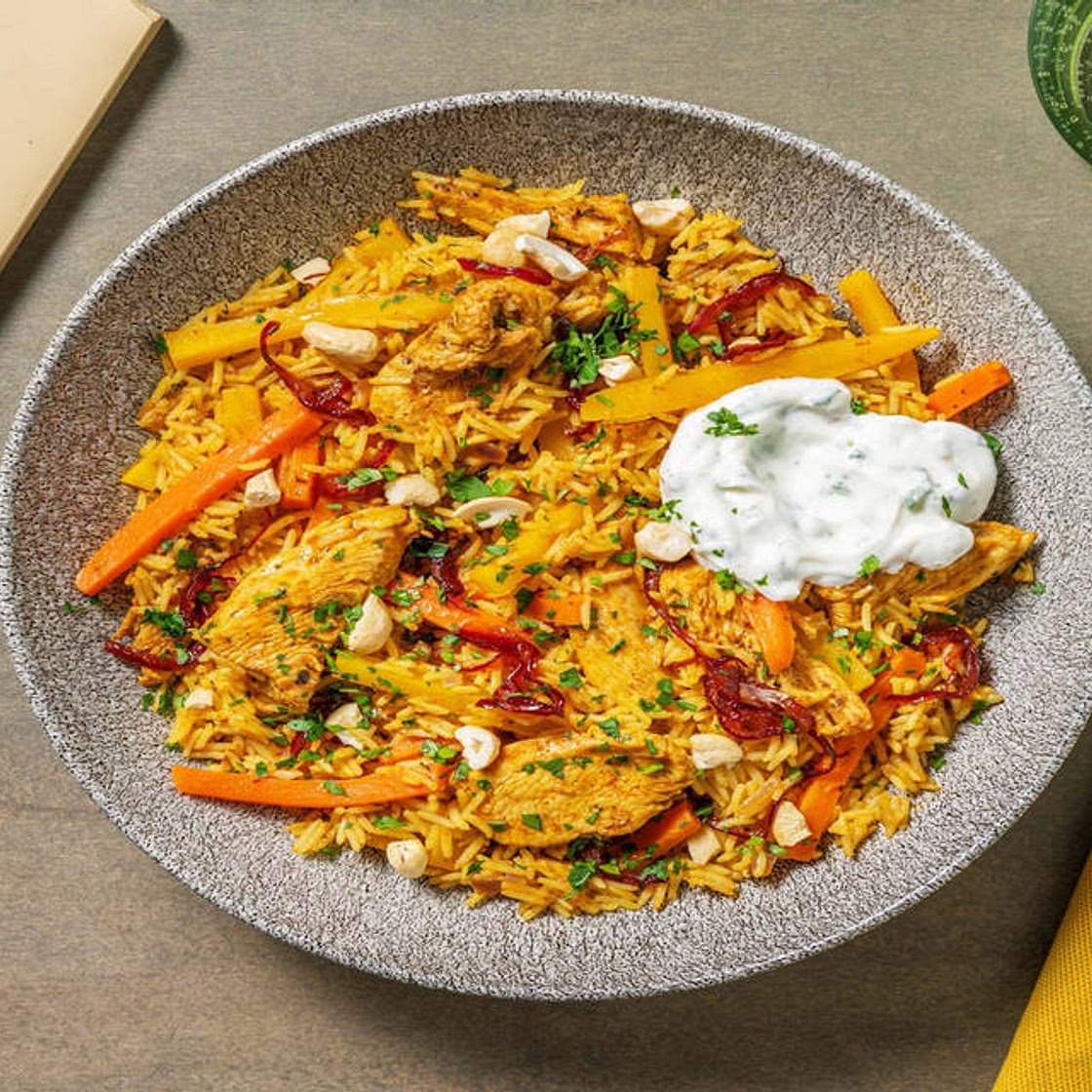 Indian Biryani! Reispfanne mit Hähnchen & Minz-Dip dazu bunte Karotten und karamellisierte Zwiebeln