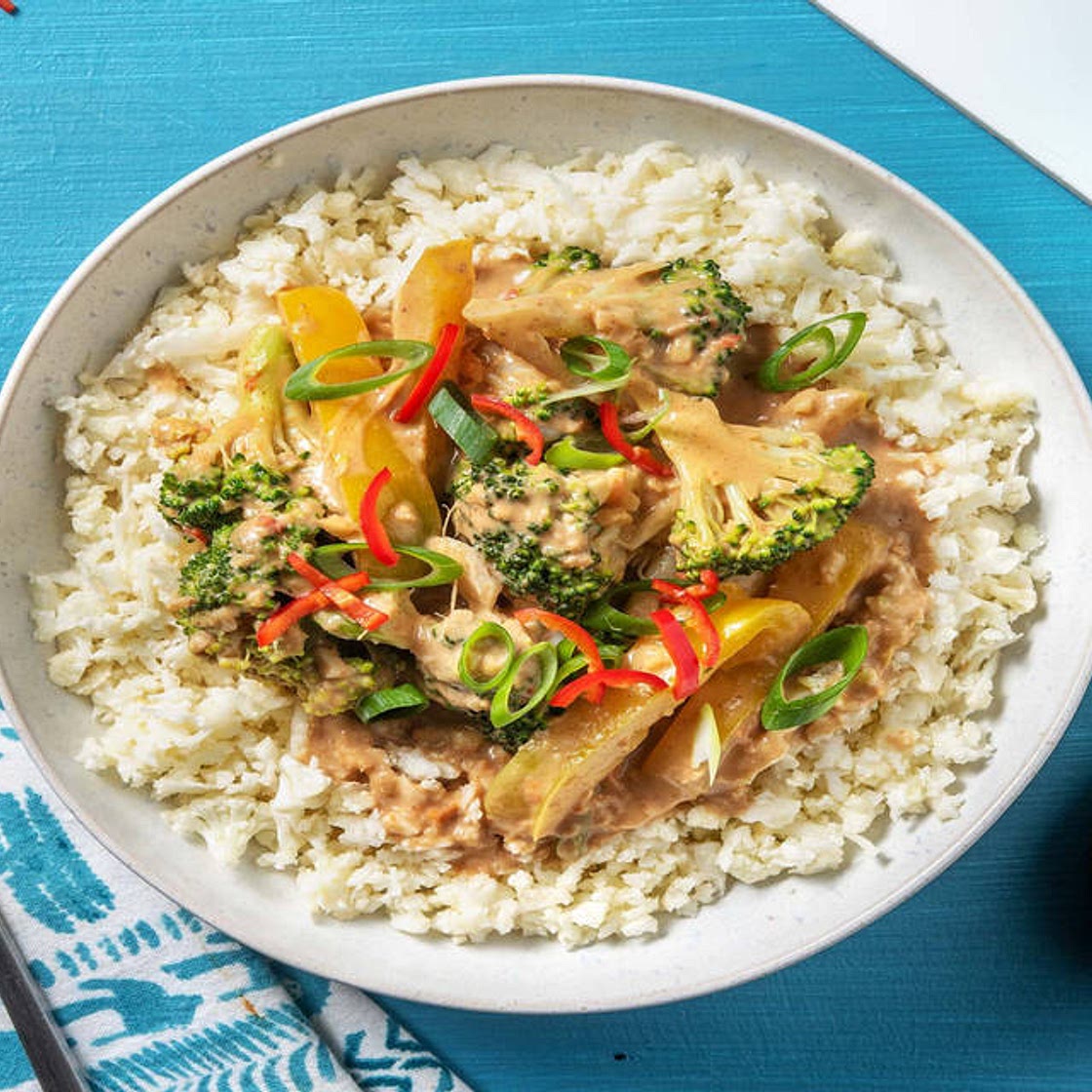 Erdnuss-Kokos-Curry mit Blumenkohlreis verzehrfertiges Gericht enthält max. 20% Kohlenhydrate