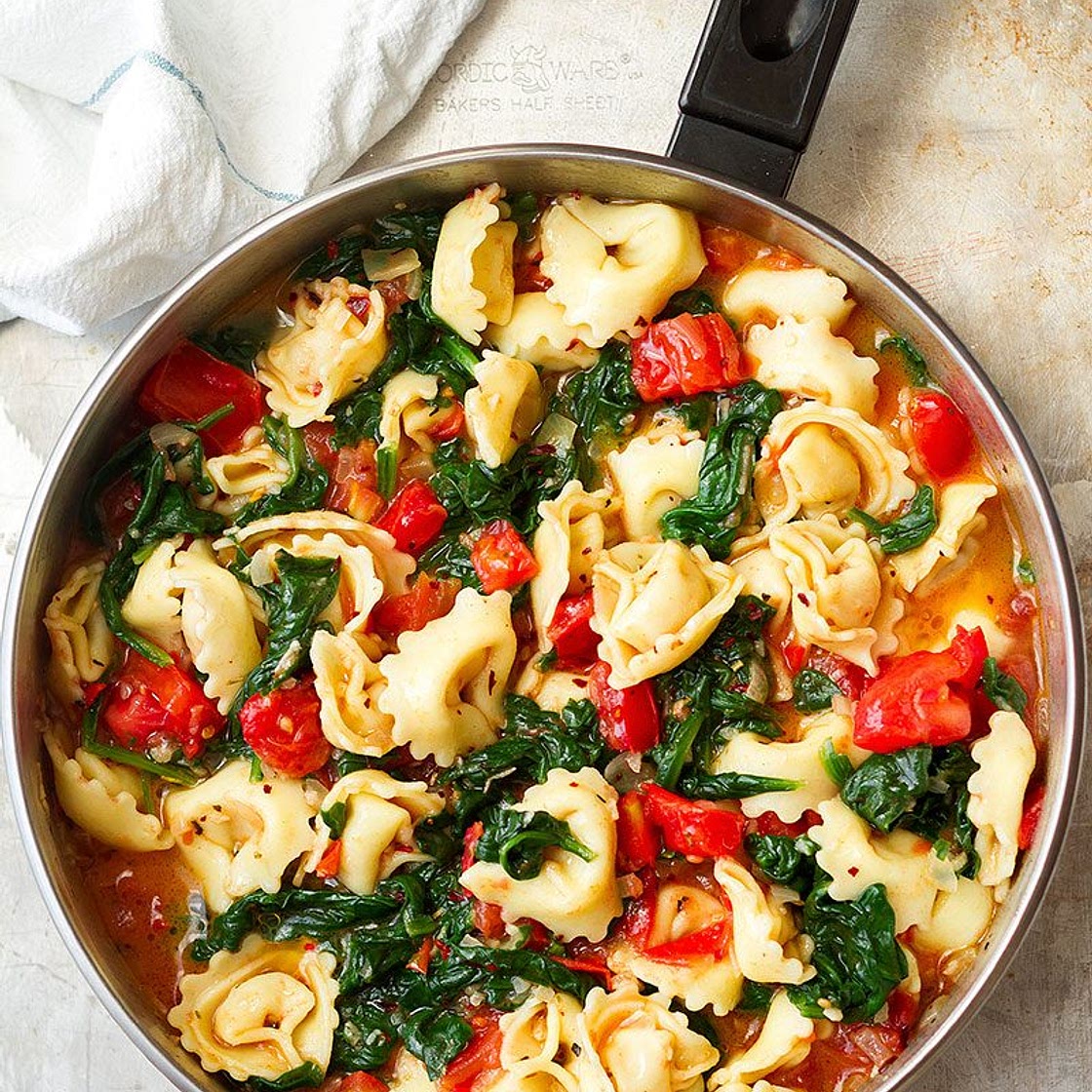Tortellini Pasta in Garlic Spinach Tomato Sauce