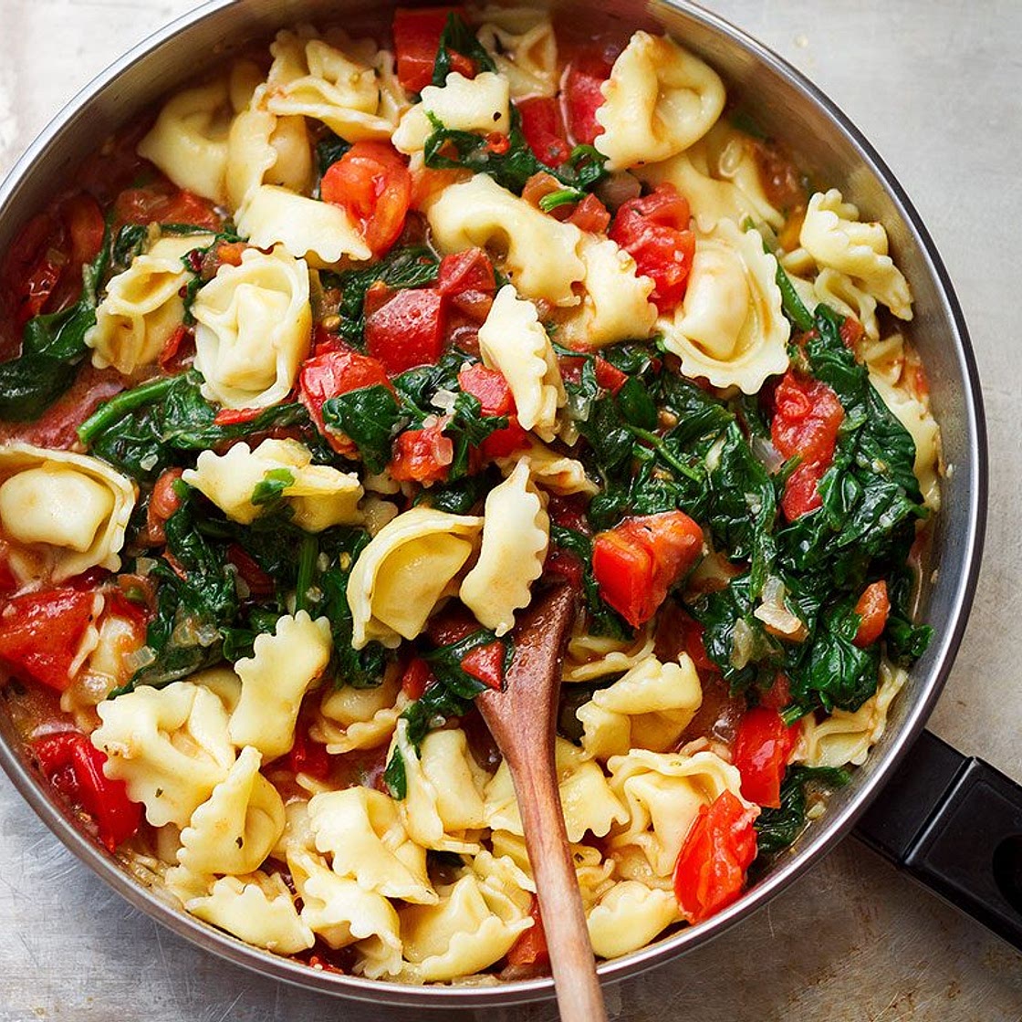 Tortellini Pasta in Garlic Spinach Tomato Sauce