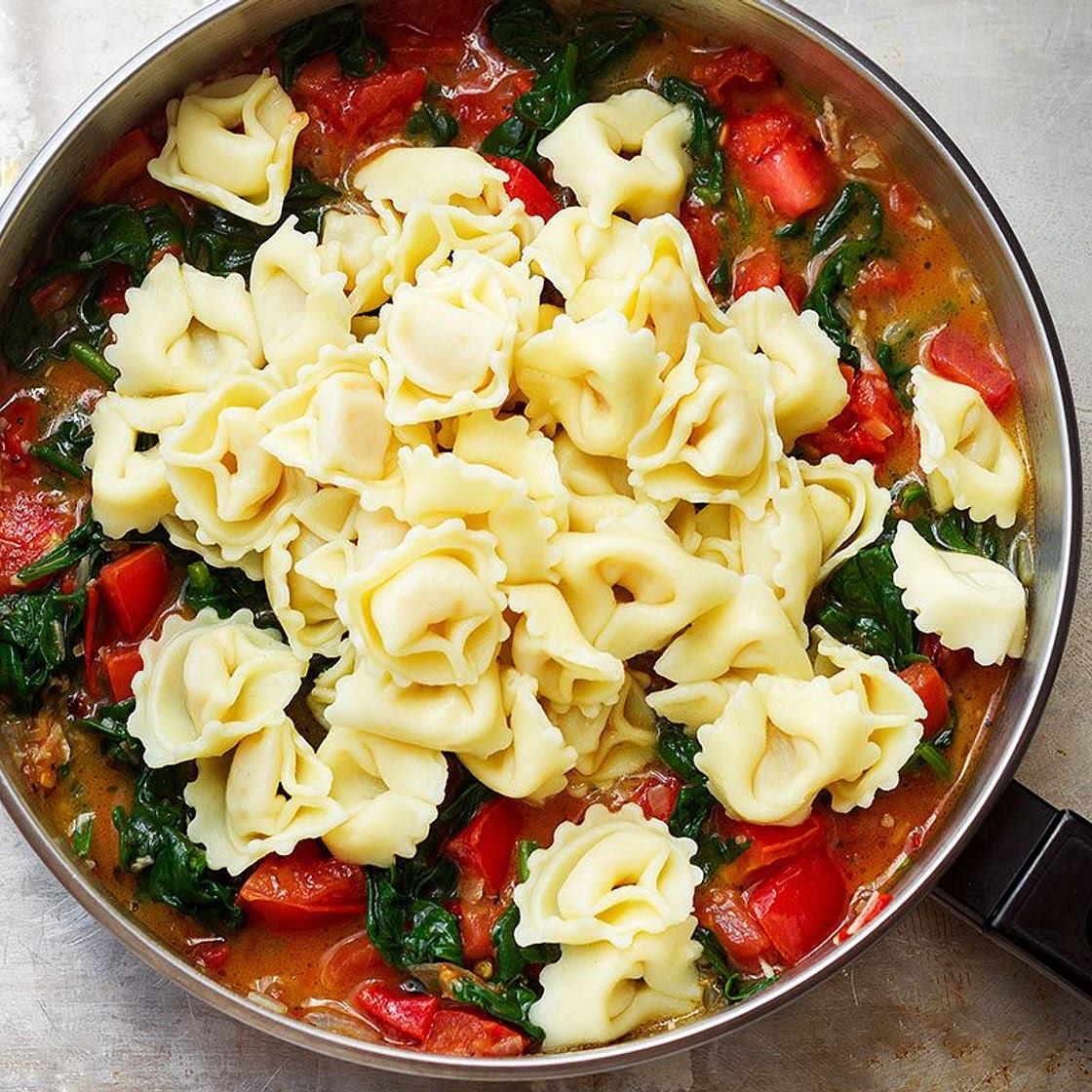 Tortellini Pasta in Garlic Spinach Tomato Sauce