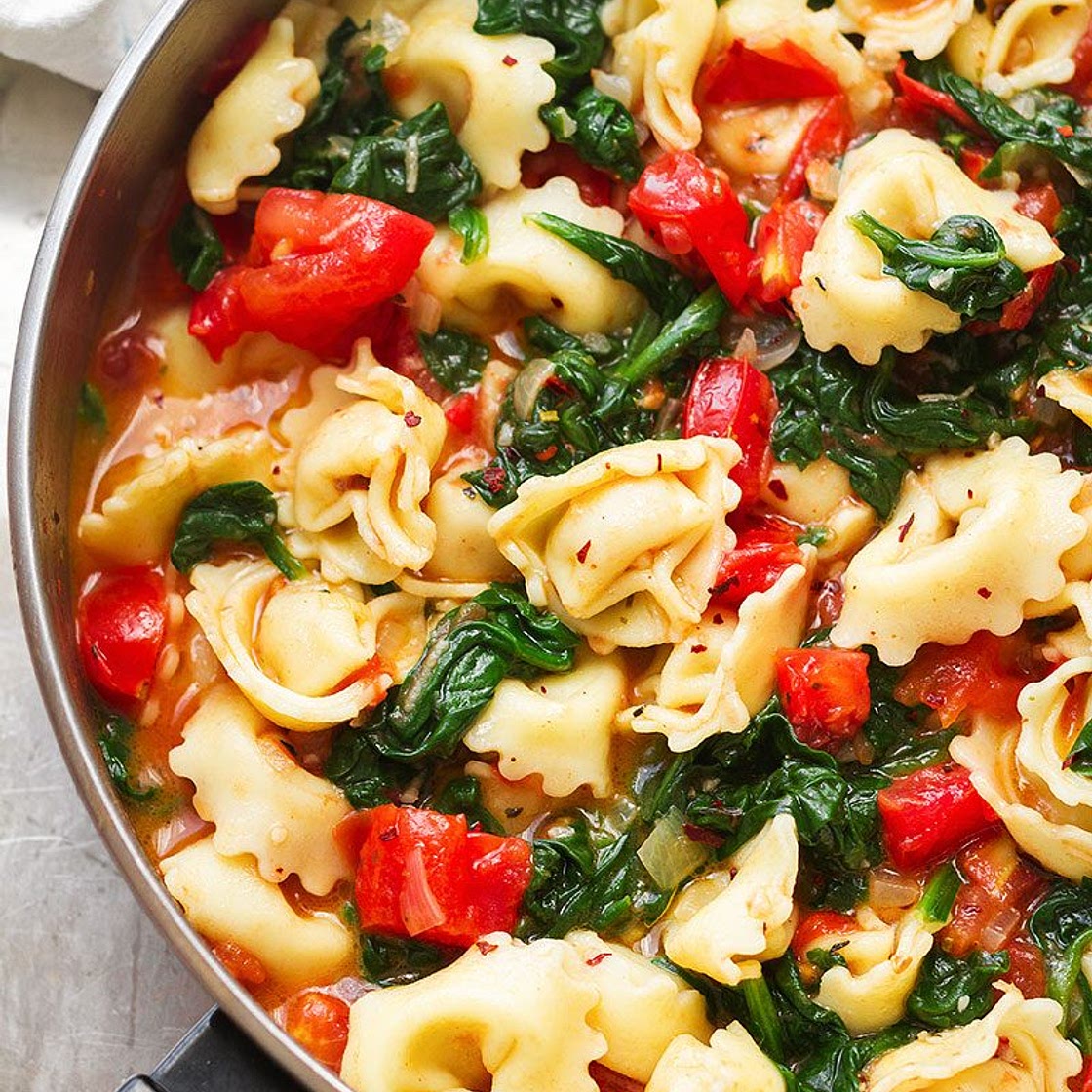 Tortellini Pasta in Garlic Spinach Tomato Sauce