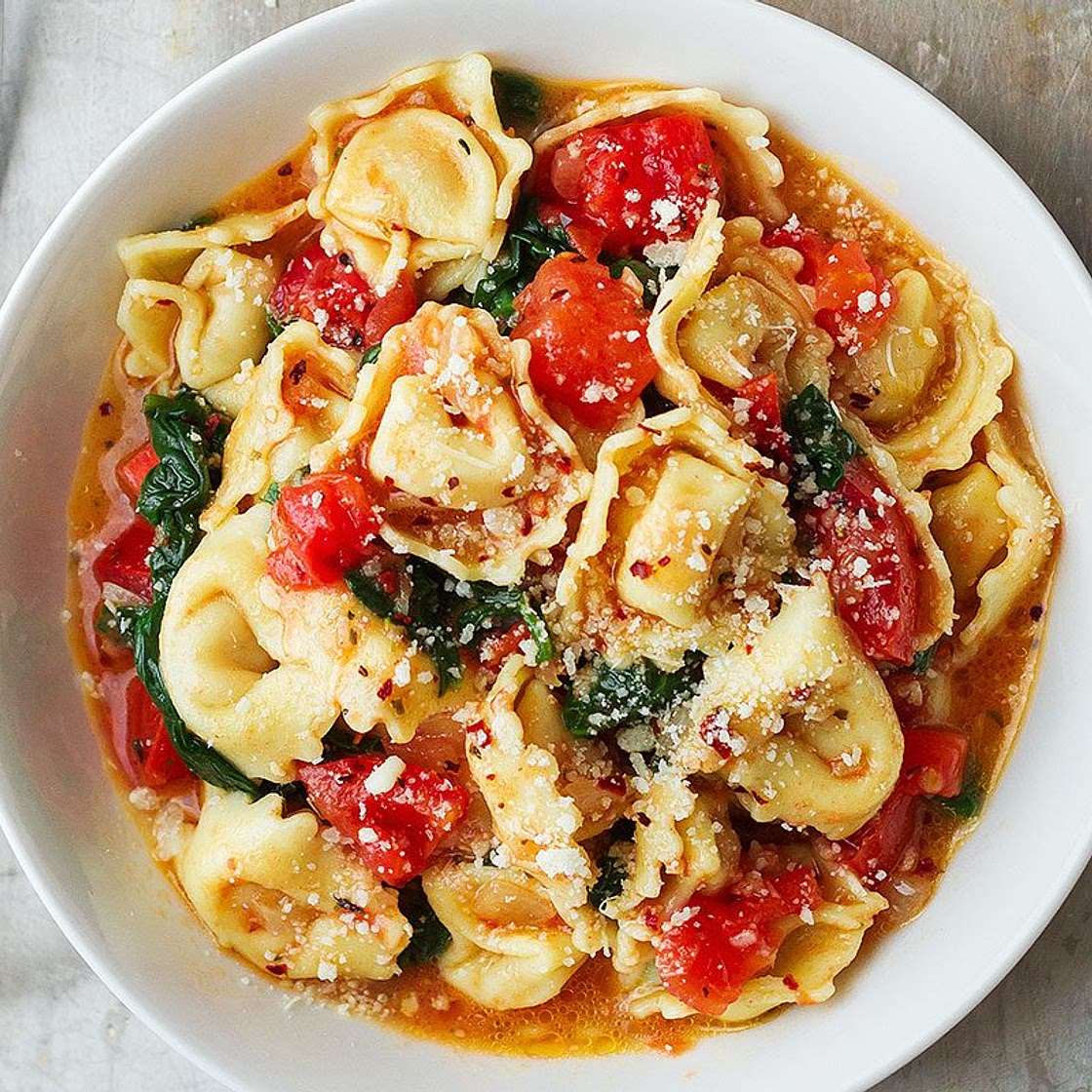 Tortellini Pasta in Garlic Spinach Tomato Sauce