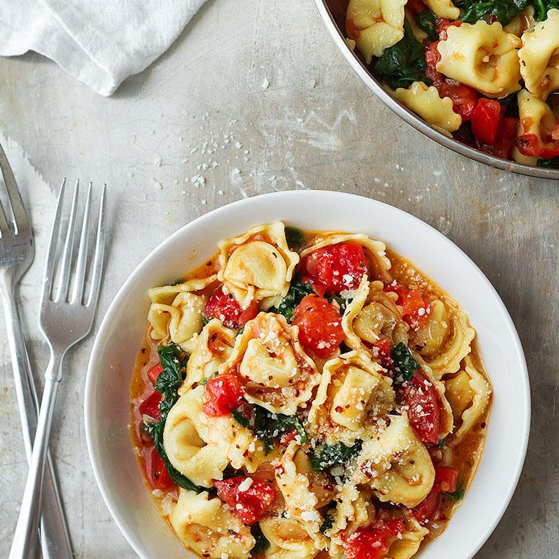 Tortellini Pasta in Garlic Spinach Tomato Sauce