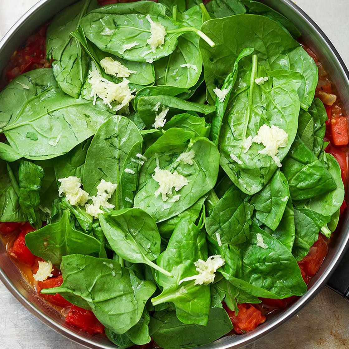 Tortellini Pasta in Garlic Spinach Tomato Sauce