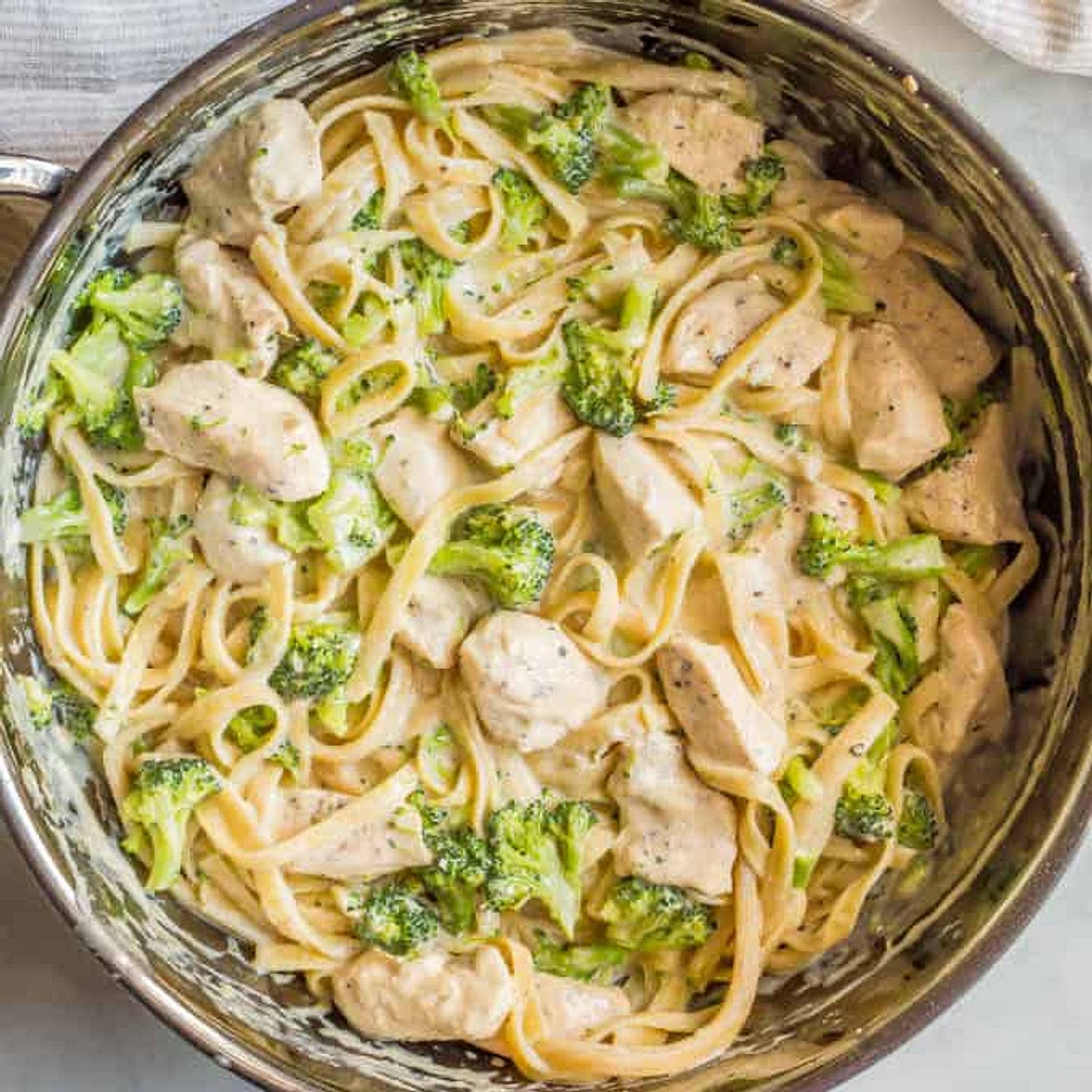 Healthy Chicken Alfredo with Broccoli