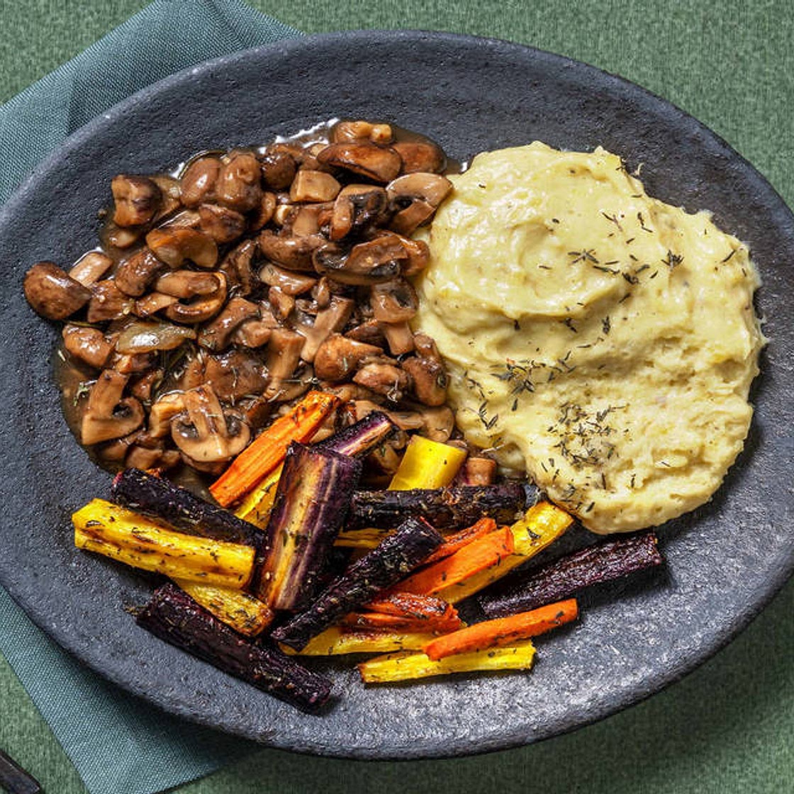 Veganes Maronen-Pilz-Ragout mit bunten Ofenkarotten und Kartoffelpüree