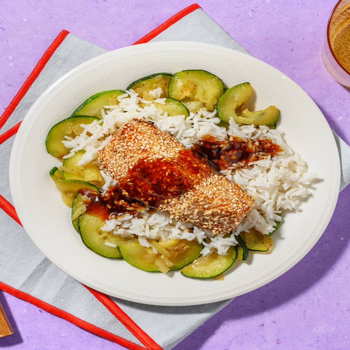 Saumon grillé en croûte de sésame & courgette avec du riz & une sauce asiatique sucrée