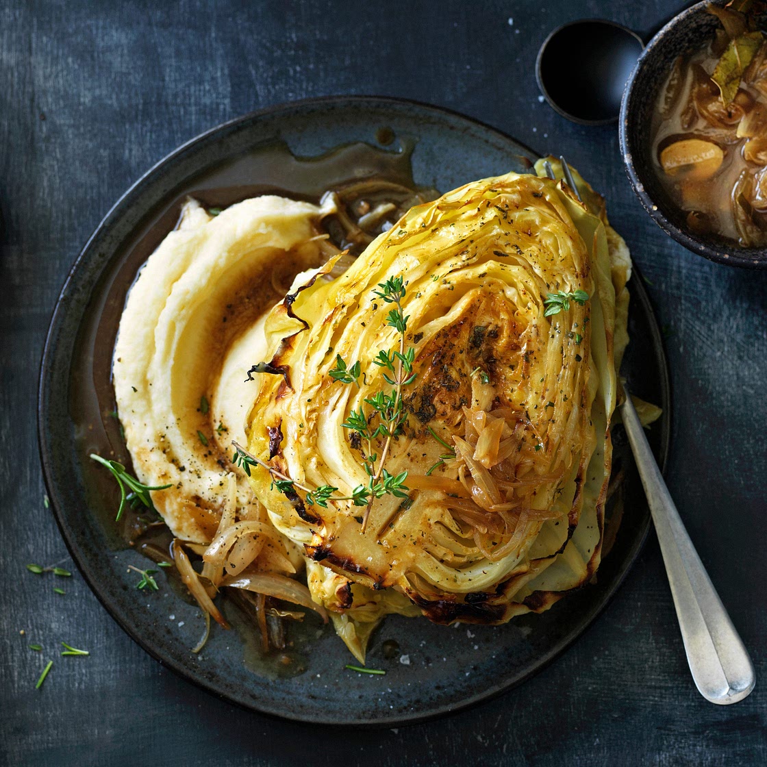 gebraiseerde spitskool in paddenstoelen-wijnbouillon