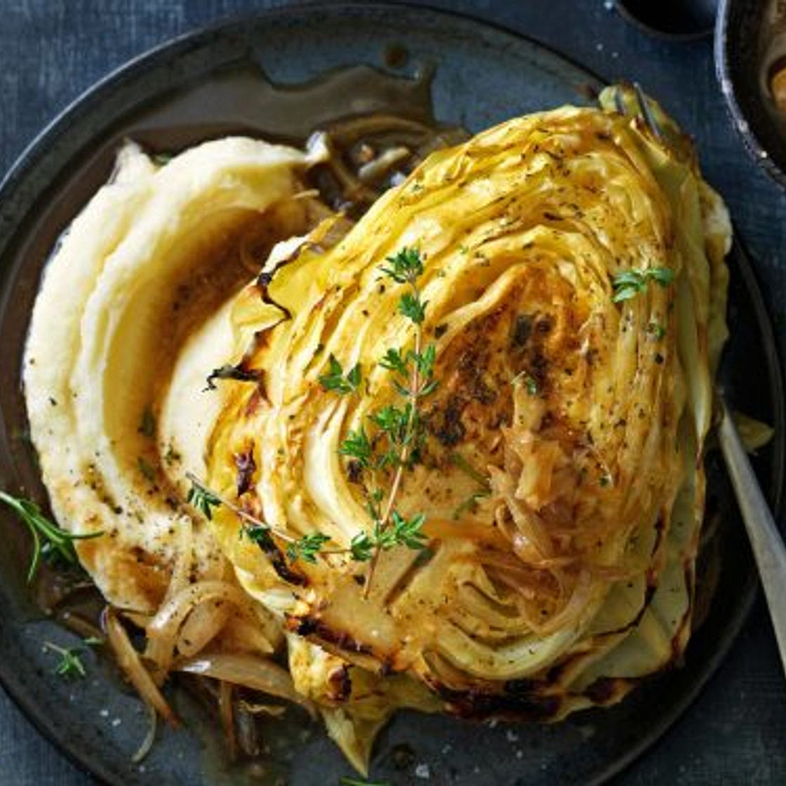 gebraiseerde spitskool in paddenstoelen-wijnbouillon