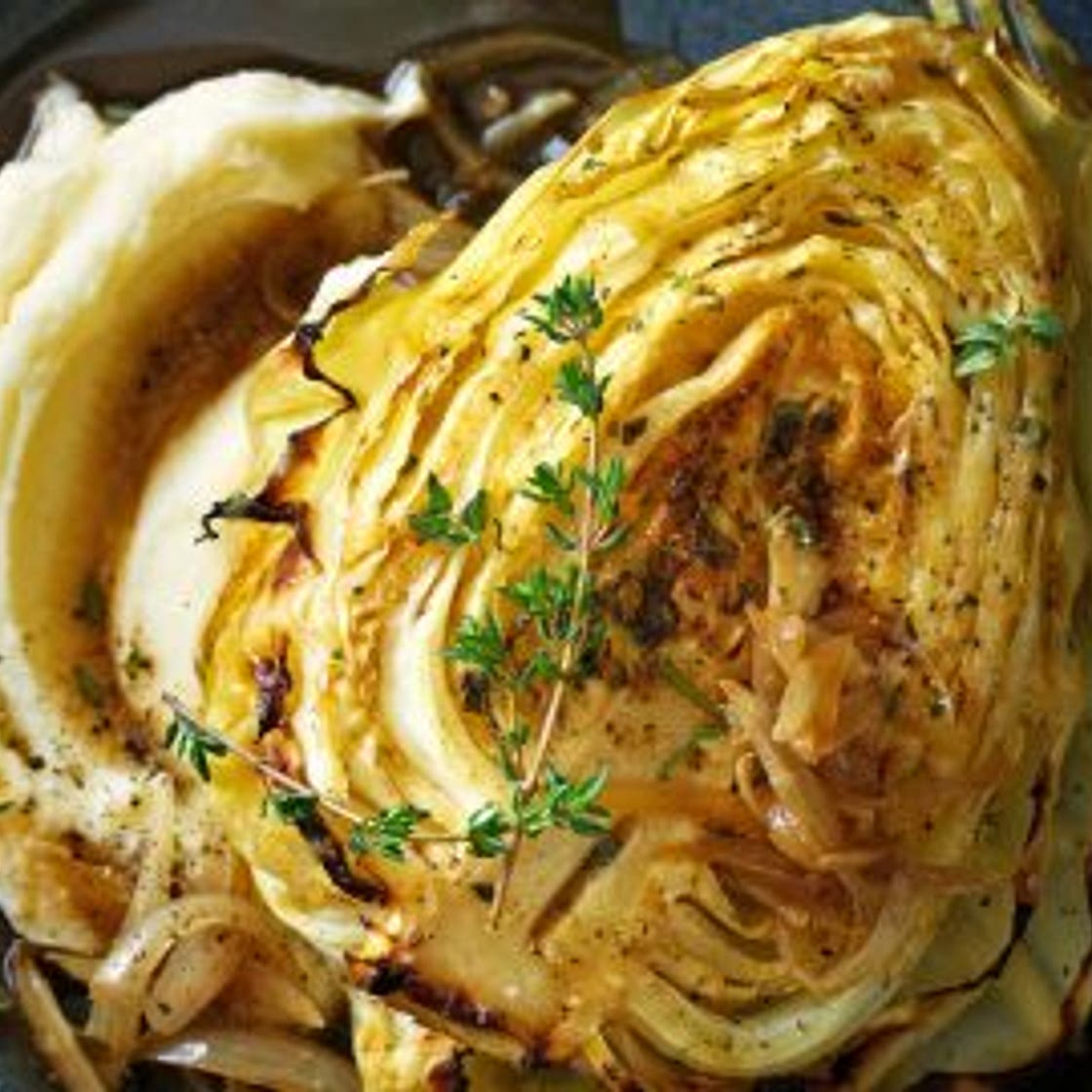 gebraiseerde spitskool in paddenstoelen-wijnbouillon