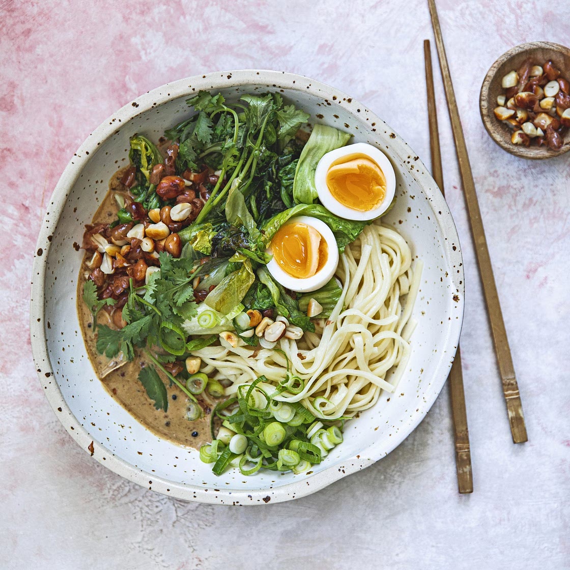 noedels met gewokte andijvie, tahin-sojasaus en pinda’s