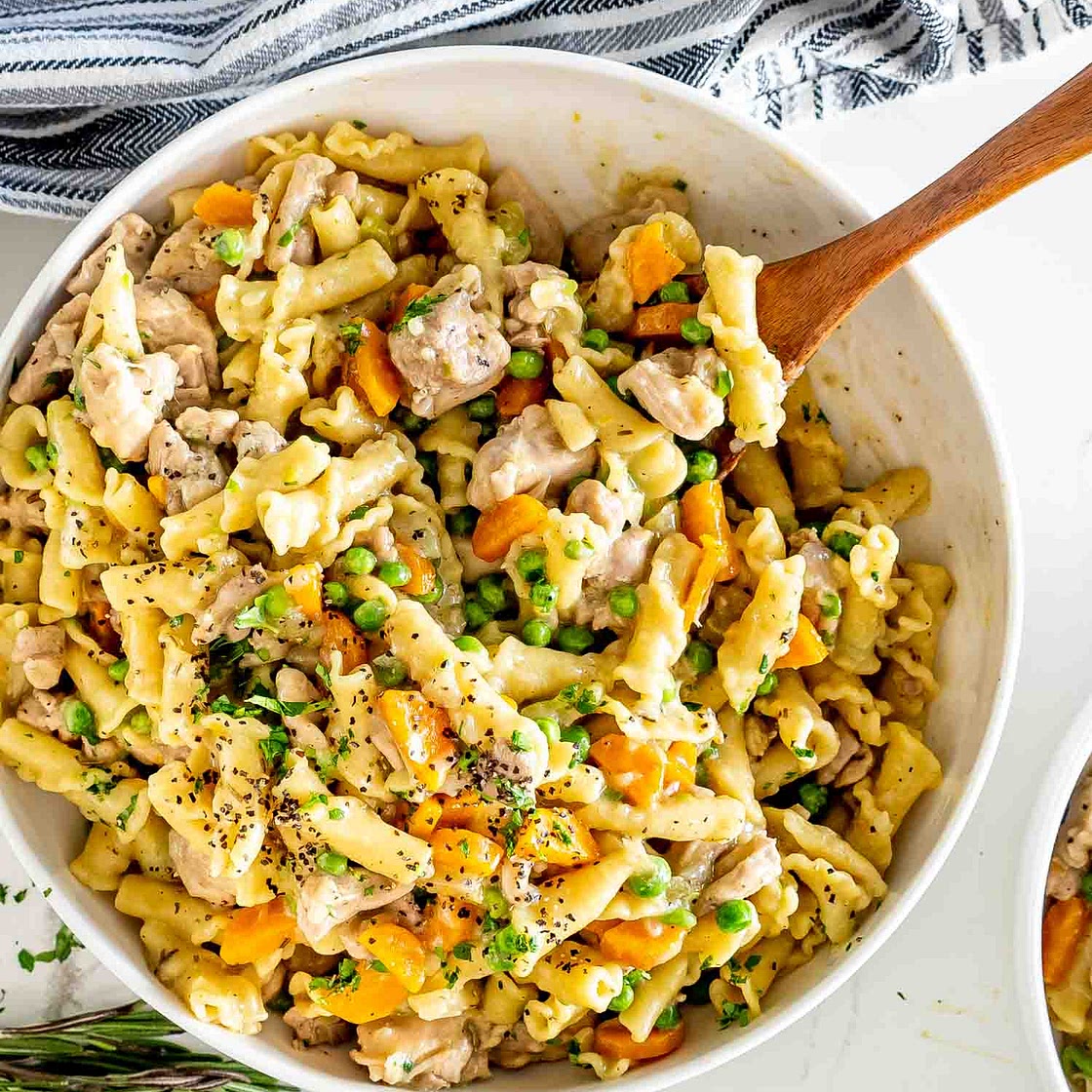 One Pot Creamy Chicken Pot Pie Pasta