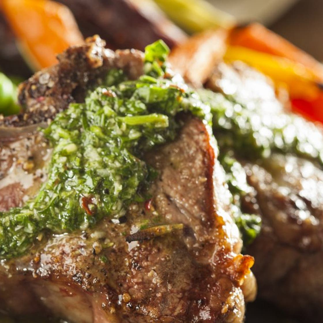 Les côtelettes d'agneau sauce chimichurri de Cyril Lignac