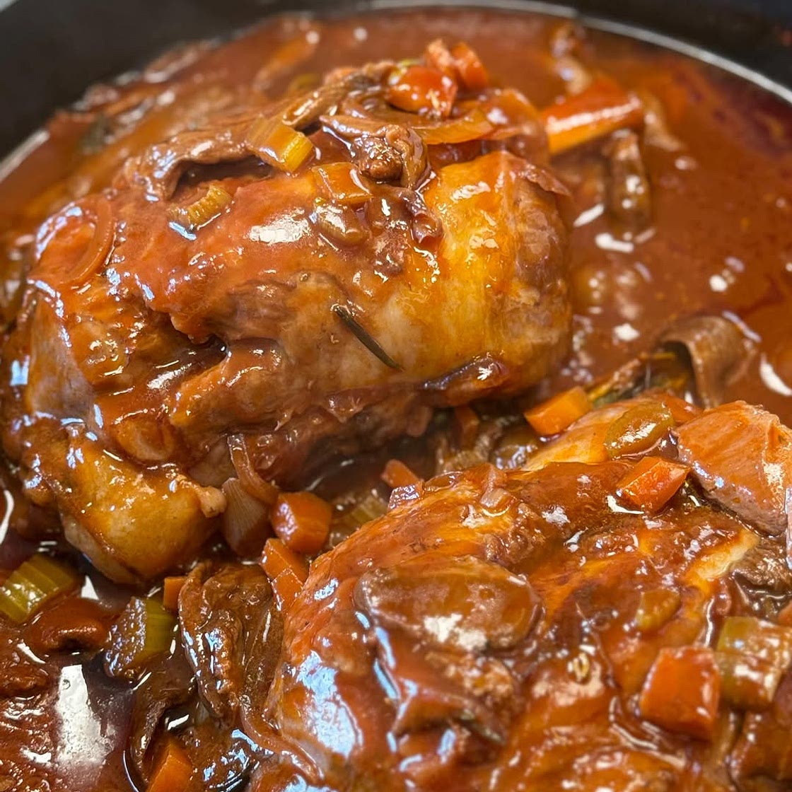 STINCO e POLENTA ai FUNGHI🤤🐷una grande ricetta Golosa e perfetta per l’inverno! SALVATELA E SPACCATELA DI LIKE🫵🏻 . Ingredienti 🛒 2 stinchi di maiale Farina qb 2 coste di sedano 2 carote 2 cipolle 80 gr di porcini secchi Vino rosso qb 80 gr di concentr