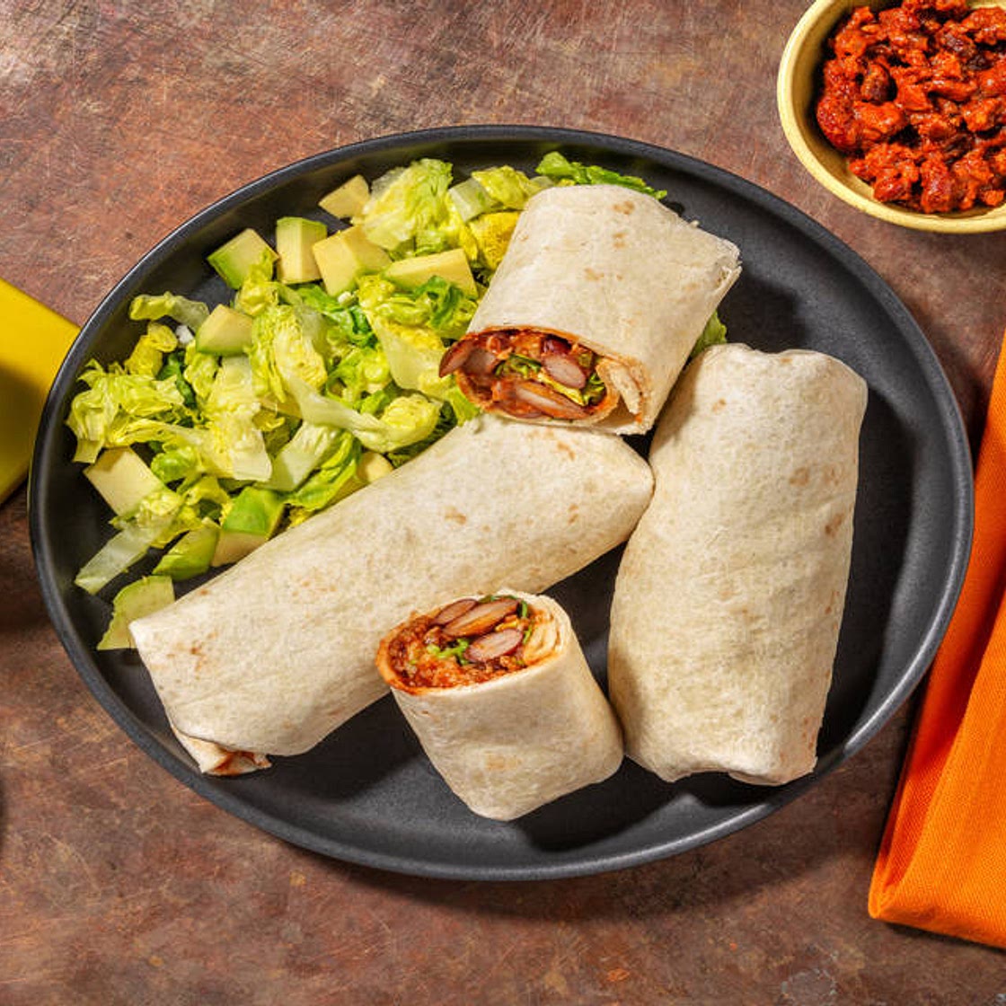 Burrito mexicano au bœuf, frijoles & cheddar avec une salade d'avocat & une crema au citron