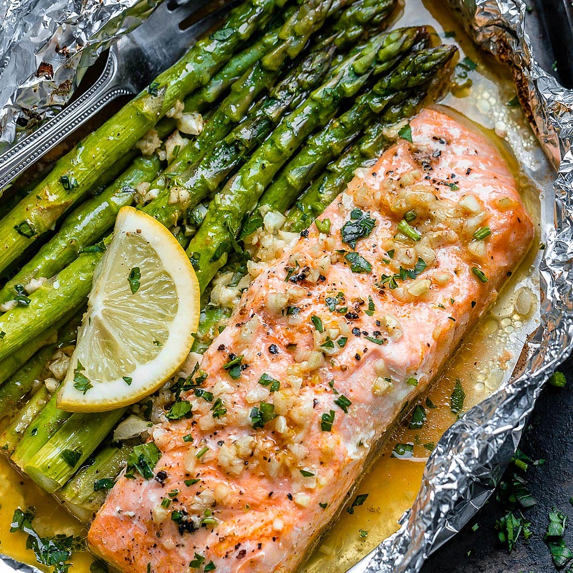 Baked Salmon in Foil with Asparagus and Lemon Garlic Butter Sauce