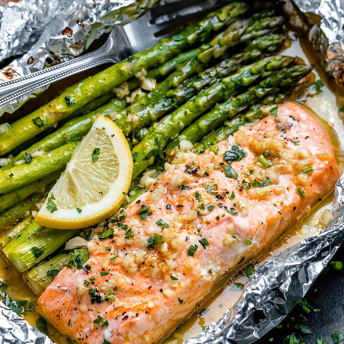 Baked Salmon in Foil with Asparagus and Lemon Garlic Butter Sauce