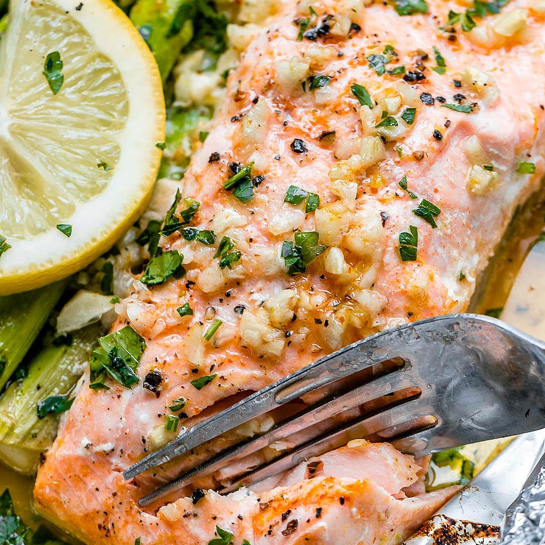 Baked Salmon in Foil with Asparagus and Lemon Garlic Butter Sauce