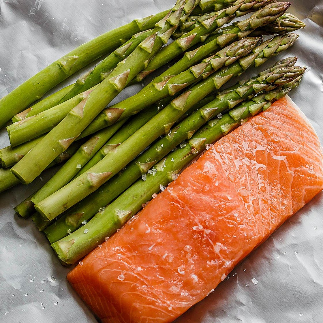 Baked Salmon in Foil with Asparagus and Lemon Garlic Butter Sauce
