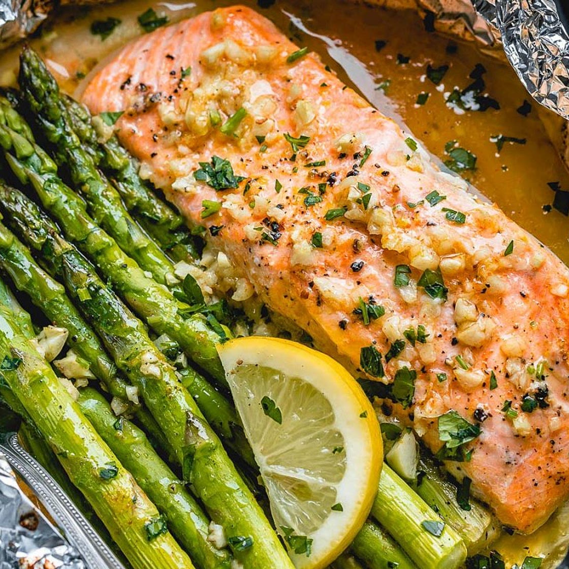 Baked Salmon in Foil with Asparagus and Lemon Garlic Butter Sauce