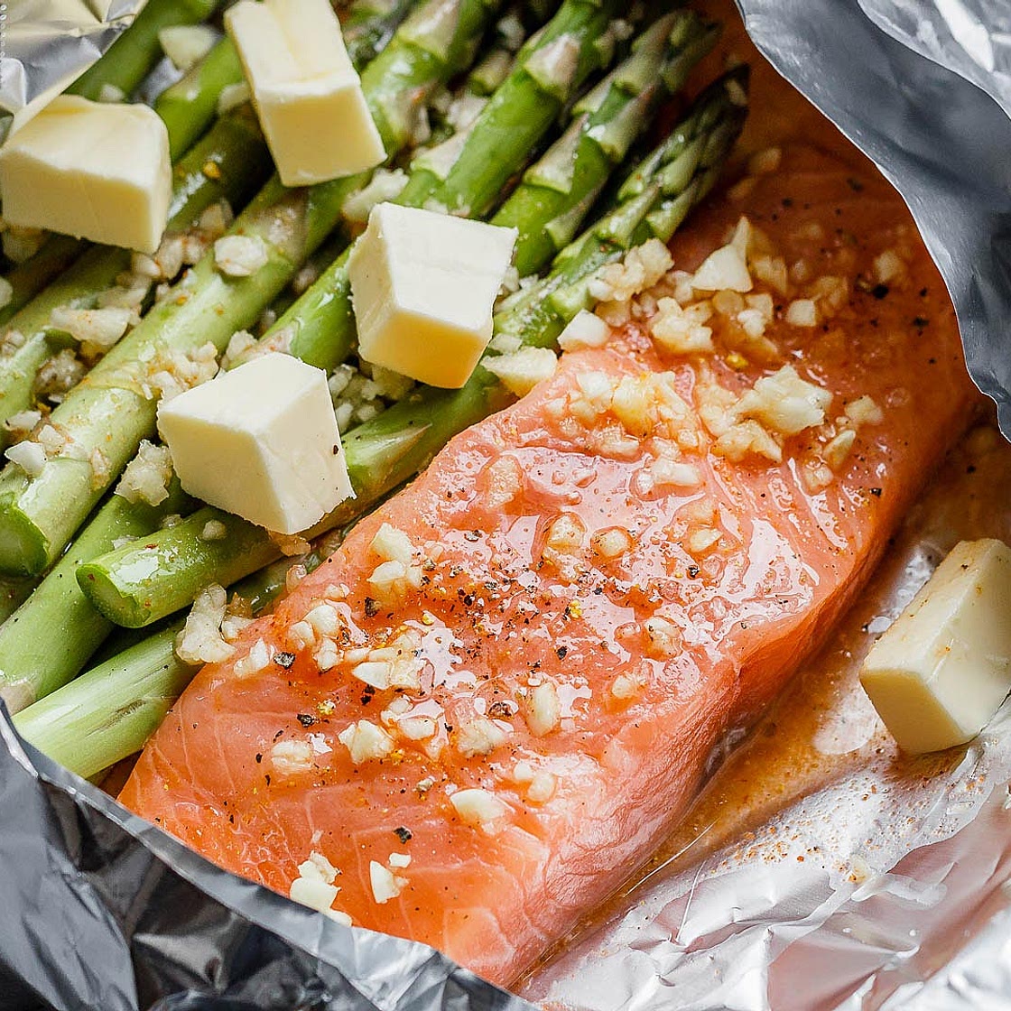 Baked Salmon in Foil with Asparagus and Lemon Garlic Butter Sauce
