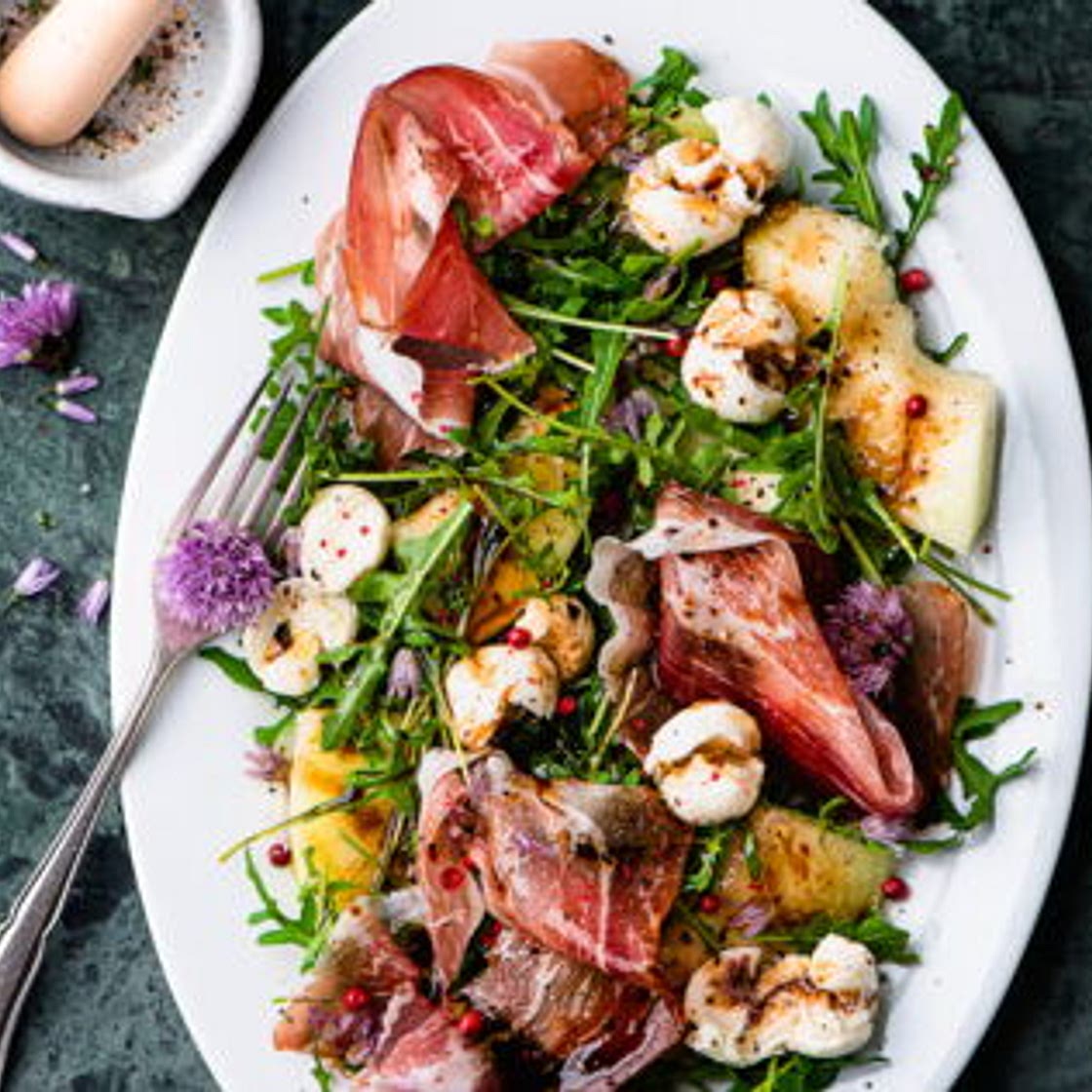 Salade d’été au melon et jambon Serrano