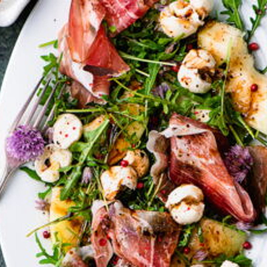 Salade d’été au melon et jambon Serrano