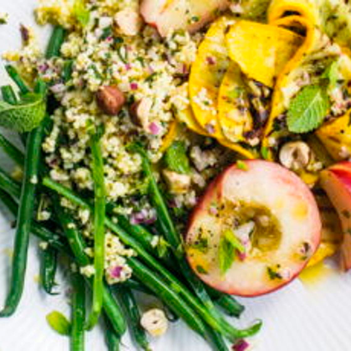 Assiette végétarienne, millet, haricots verts, courgettes jaunes et pêches