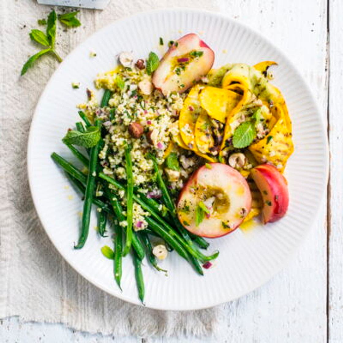 Assiette végétarienne, millet, haricots verts, courgettes jaunes et pêches