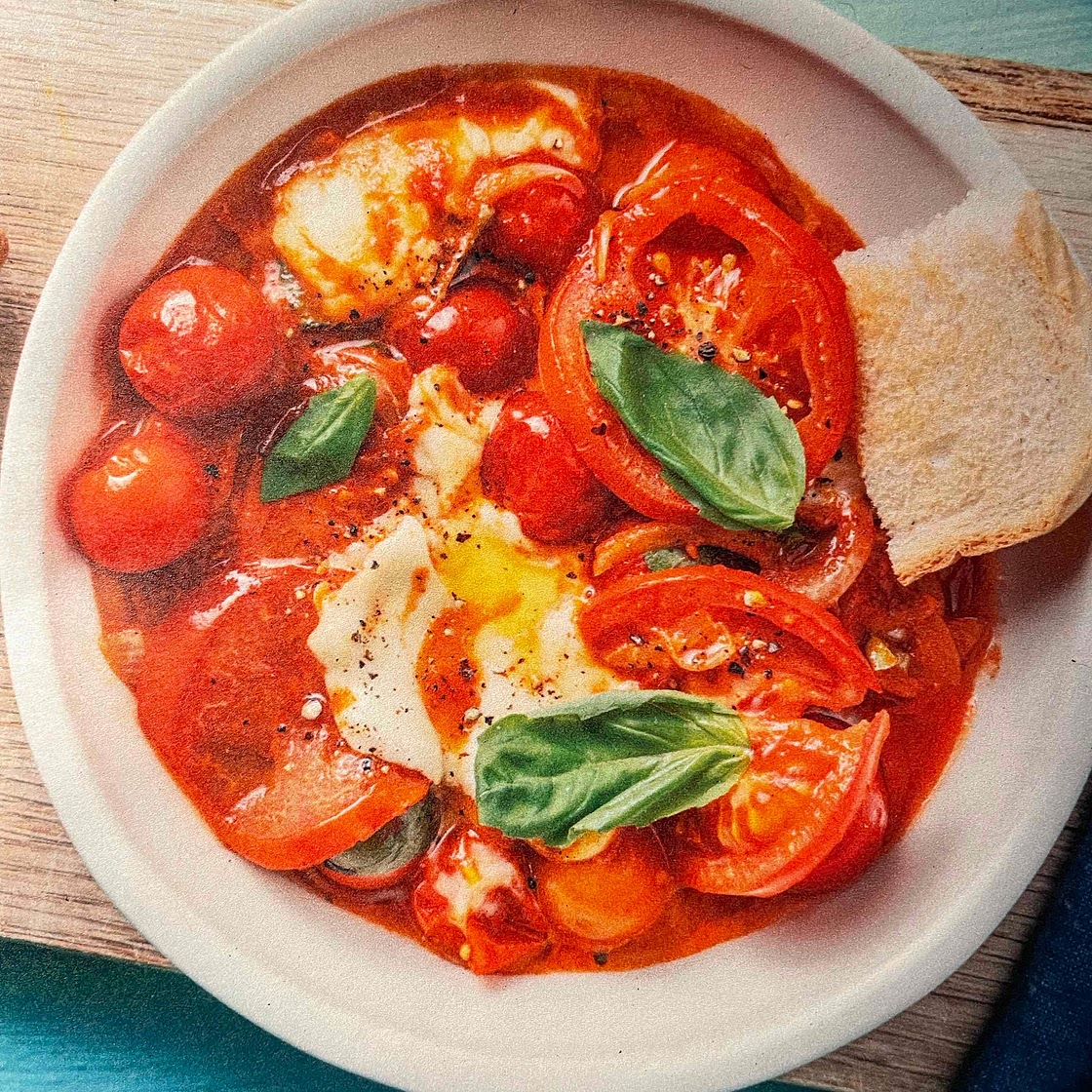 Shakshuka con mozzarella e pane tostato