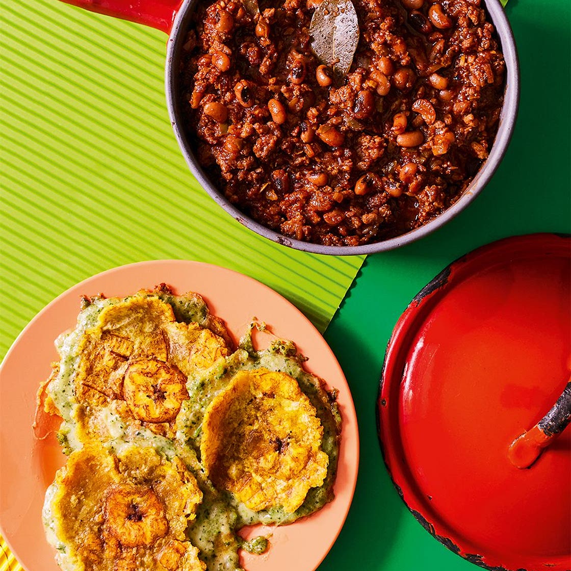 Turkey and black-eyed bean chilli with cheese-stuffed patacones