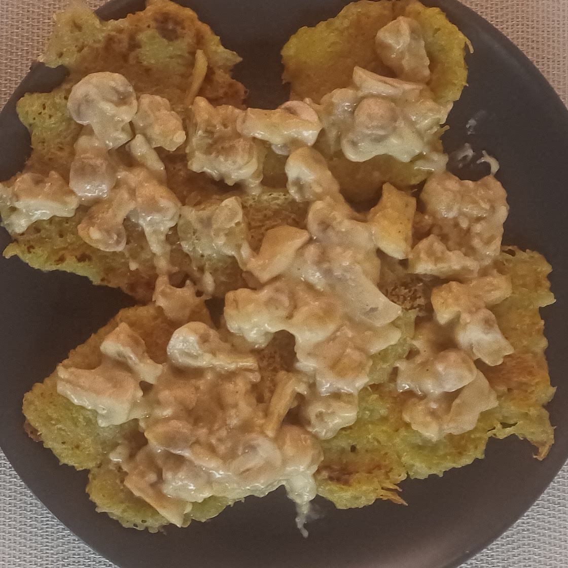 Wegańskie placki ziemniaczane z sosem pieczarkowym