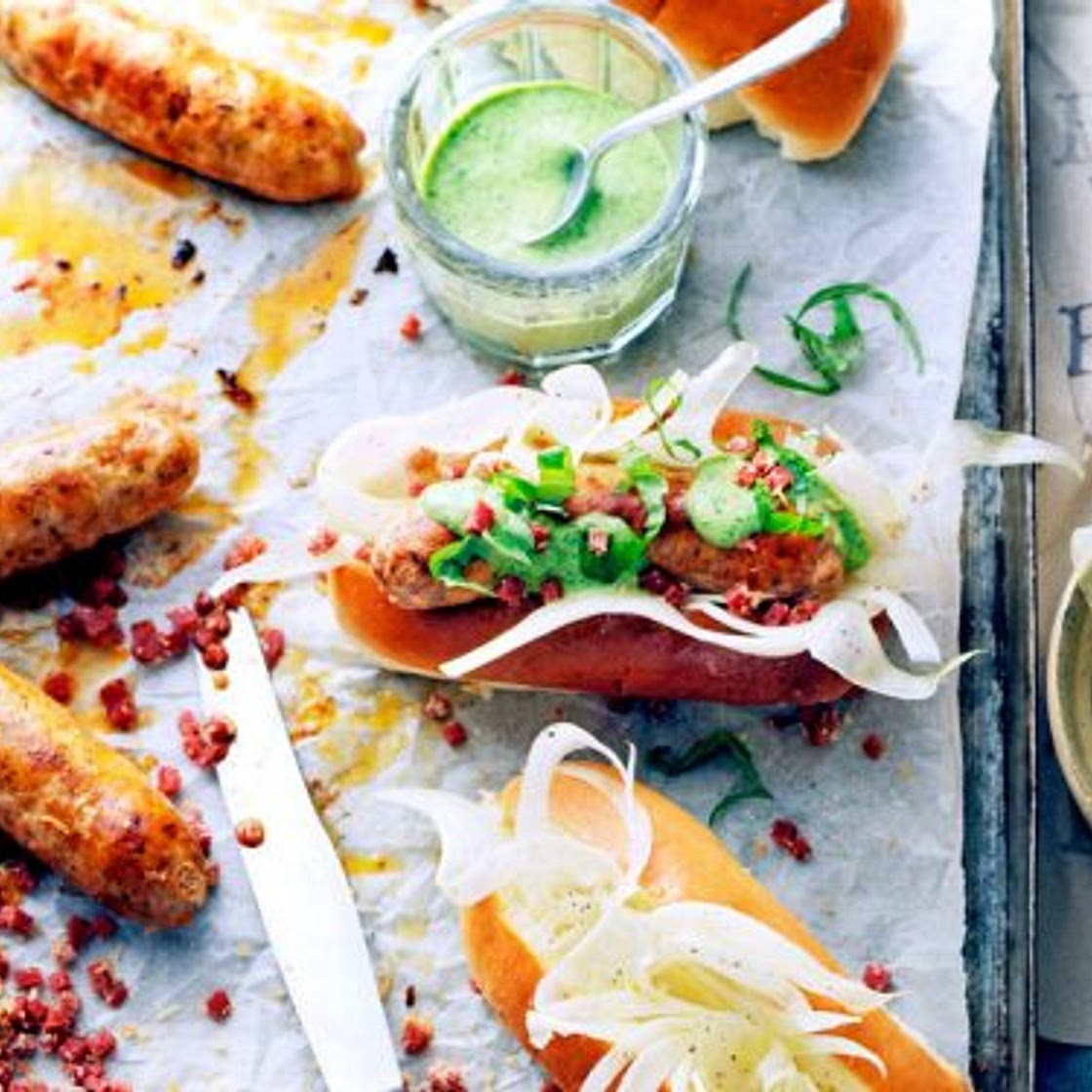 hotdog met venkelsalade, knoflook, basilicum en salamikruim